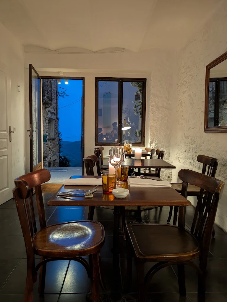 Table dressée au restaurant Cinq