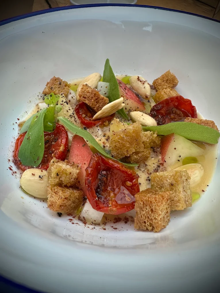 Assiette créative au restaurant Cinq