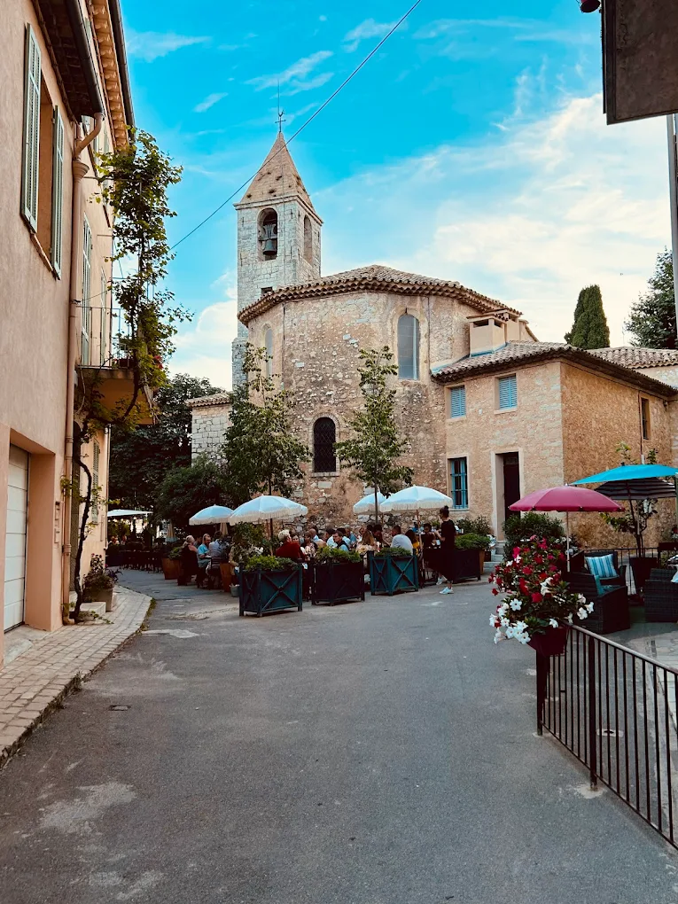 Terrasse du restaurant Cinq face à l'église de Tourrettes-sur-Loup